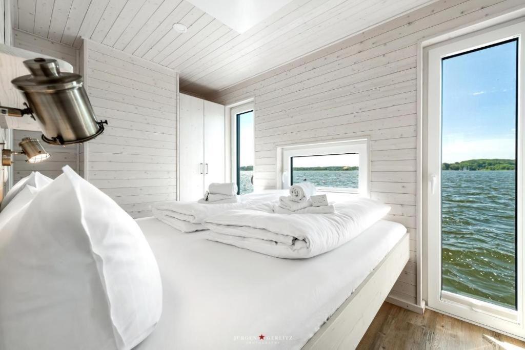 Hausboot Gluecksmomente Mit Dachterrasse In Schleswig Am Ostseefjord Schlei Exterior photo