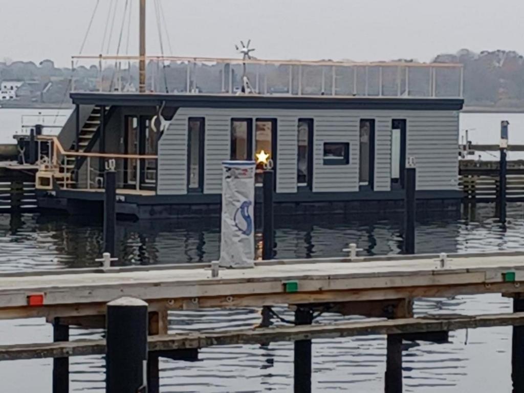 Hausboot Gluecksmomente Mit Dachterrasse In Schleswig Am Ostseefjord Schlei Exterior photo