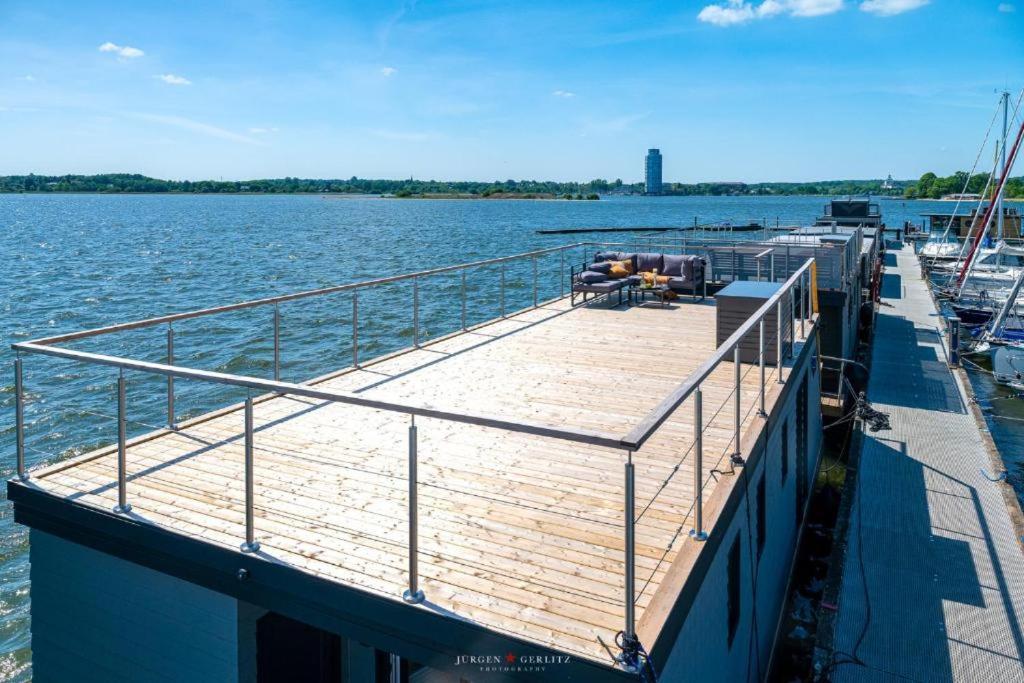 Hausboot Gluecksmomente Mit Dachterrasse In Schleswig Am Ostseefjord Schlei Exterior photo