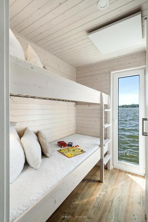 Hausboot Gluecksmomente Mit Dachterrasse In Schleswig Am Ostseefjord Schlei Exterior photo