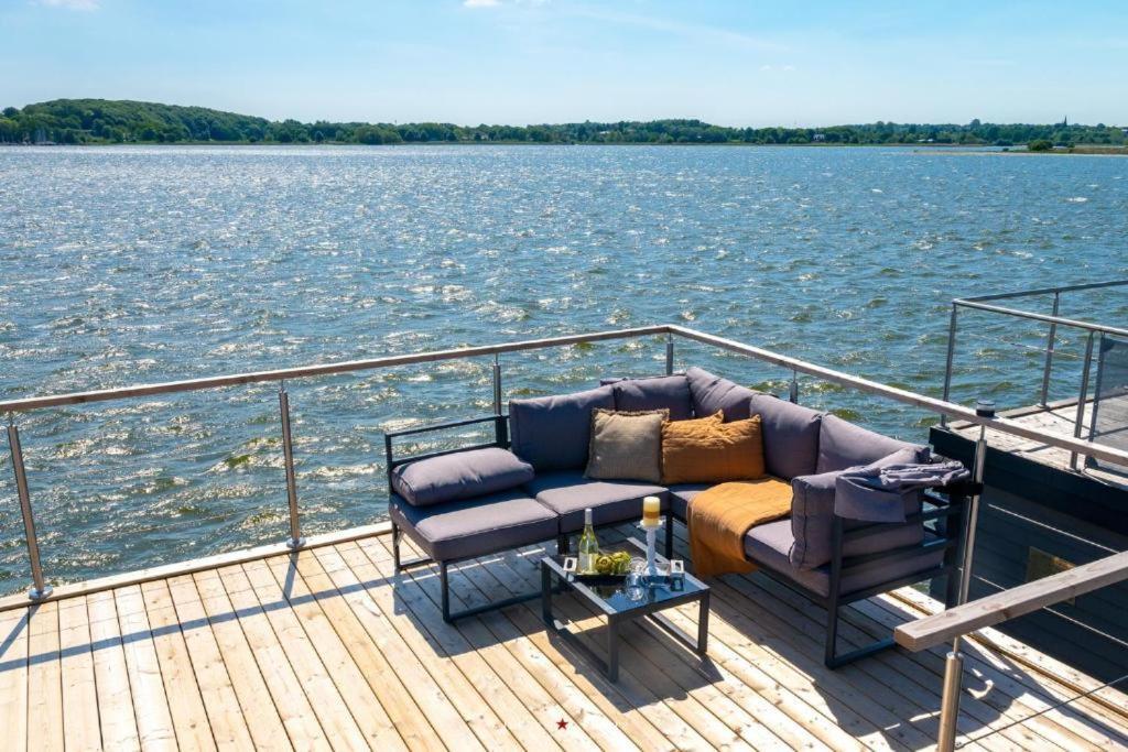 Hausboot Gluecksmomente Mit Dachterrasse In Schleswig Am Ostseefjord Schlei Exterior photo