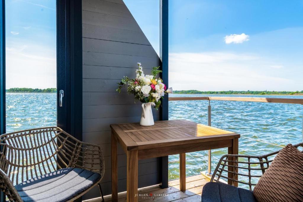 Hausboot Gluecksmomente Mit Dachterrasse In Schleswig Am Ostseefjord Schlei Exterior photo