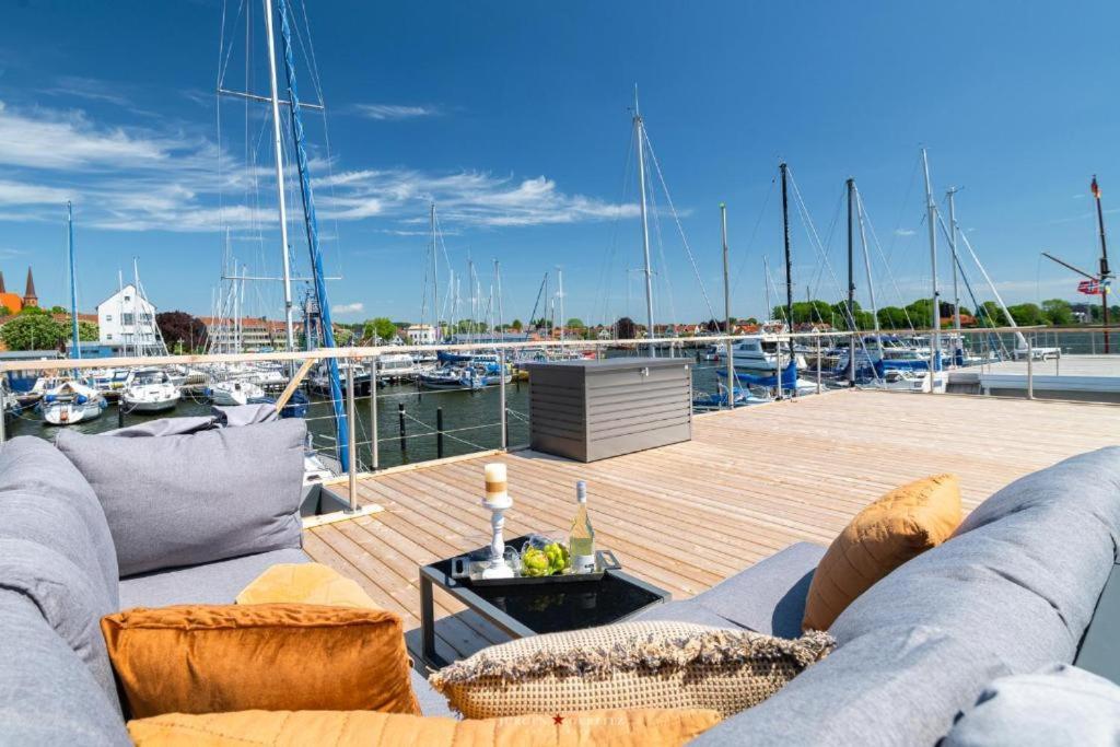 Hausboot Gluecksmomente Mit Dachterrasse In Schleswig Am Ostseefjord Schlei Exterior photo